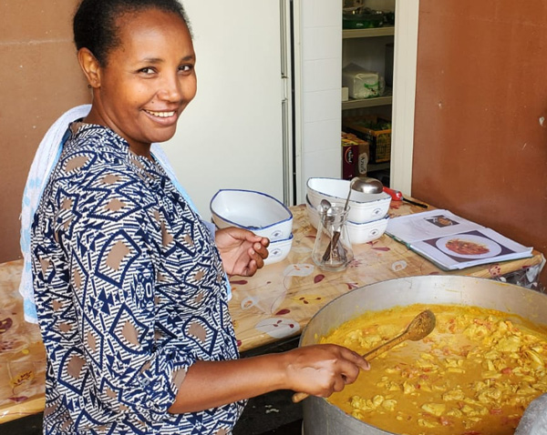 Notre cuisinière face au colombo