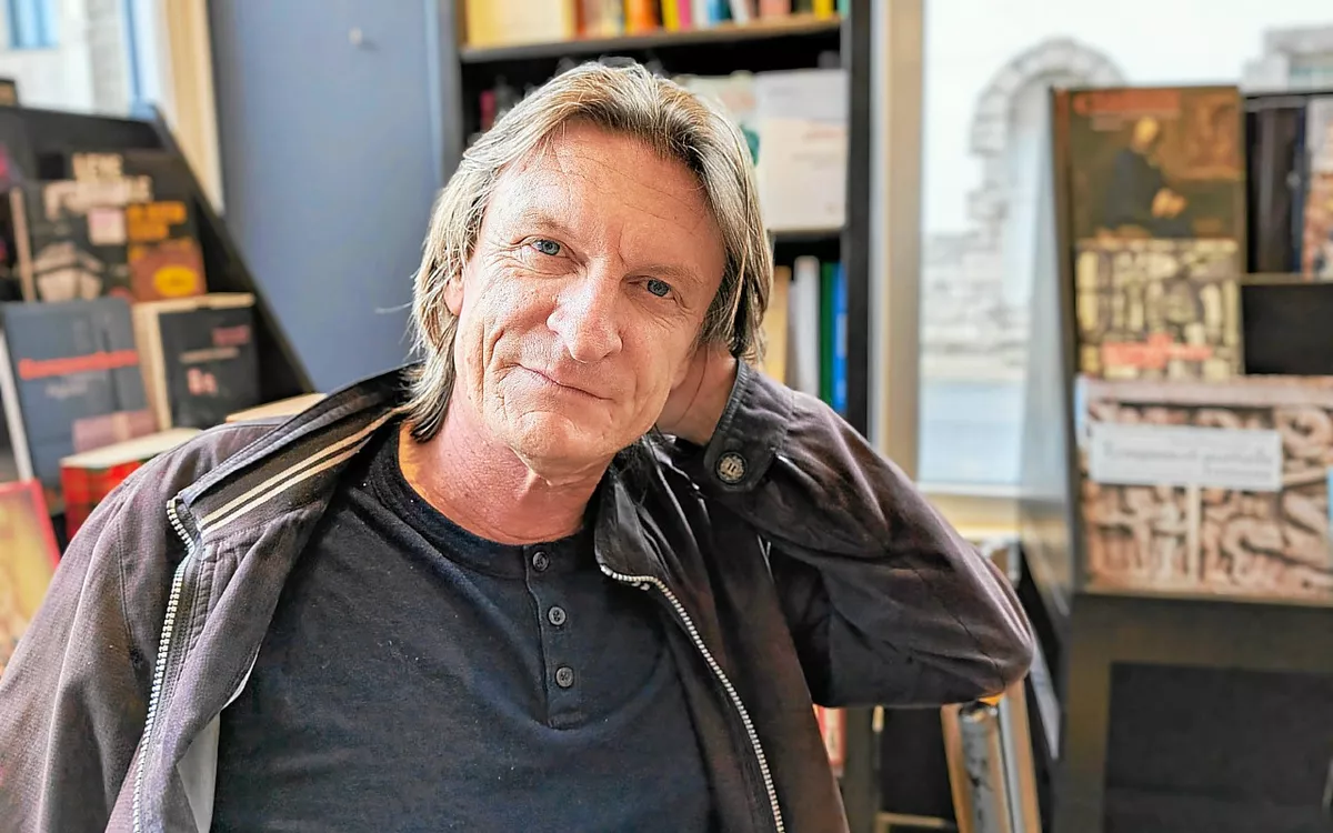 À Penmarc’h, au Goéland Masqué, Marcus Malte va « ouvrir les yeux pour essayer de capter l’atmosphère, le décor et les gens »