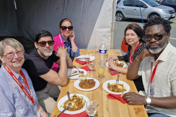 Un repas de festivaliers